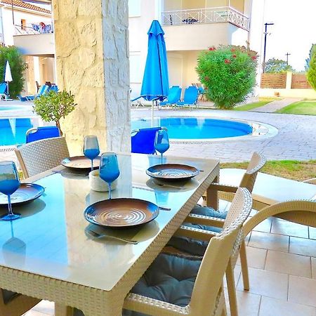 Phoebes Place At Kalamaki Court, 2 Bedroom Villa With A Shared Pool Екстериор снимка