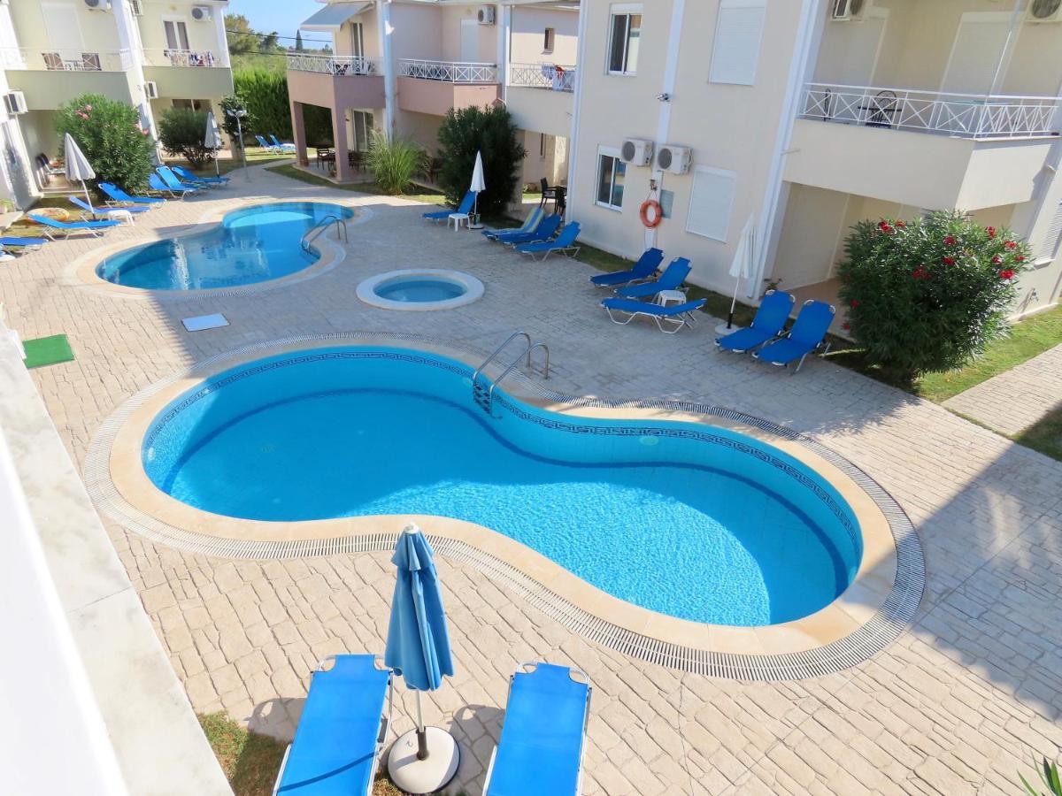 Phoebes Place At Kalamaki Court, 2 Bedroom Villa With A Shared Pool Екстериор снимка
